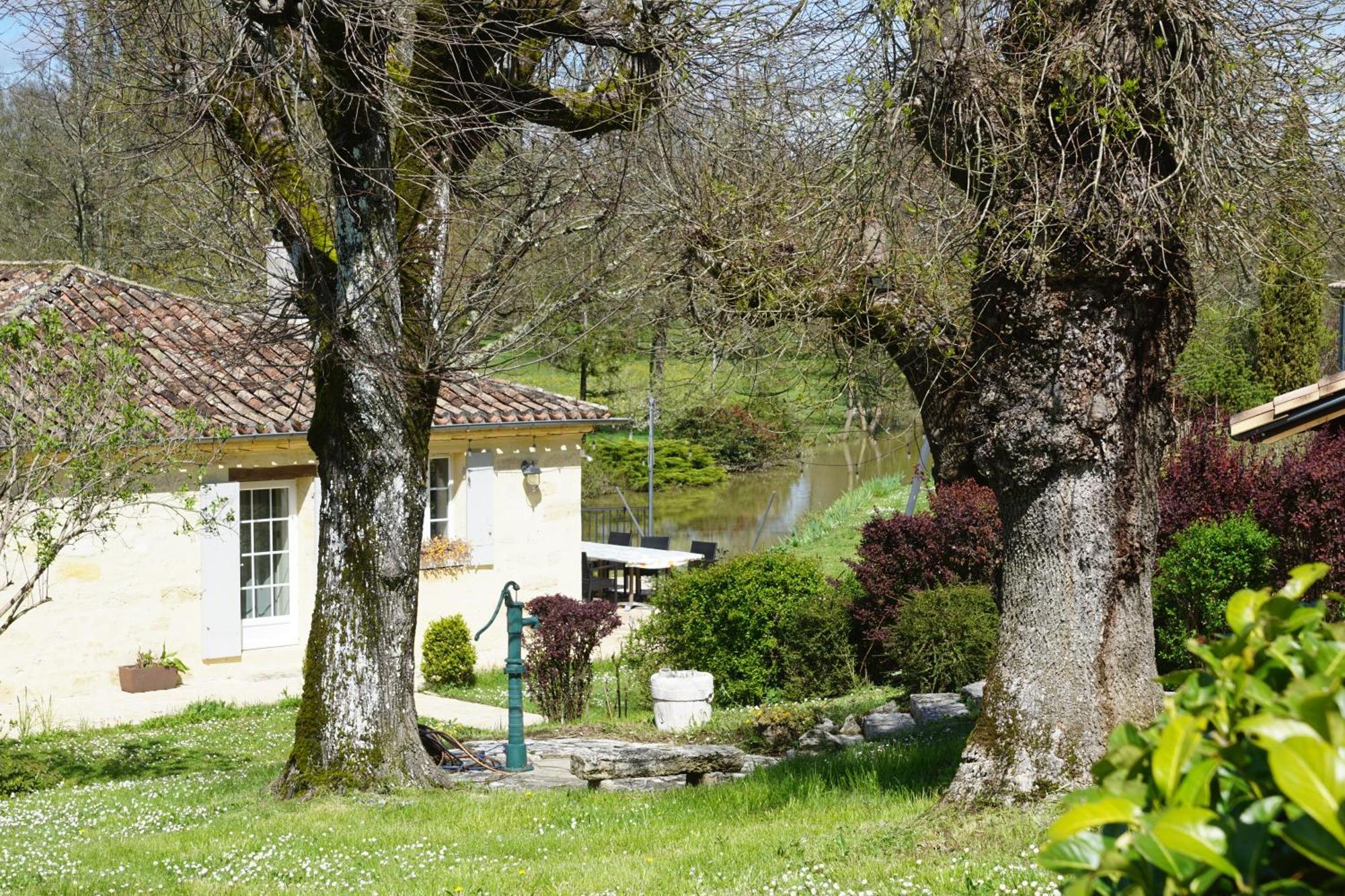圣母磨坊住宿加早餐旅馆 Saint-Genès-de-Castillon 外观 照片